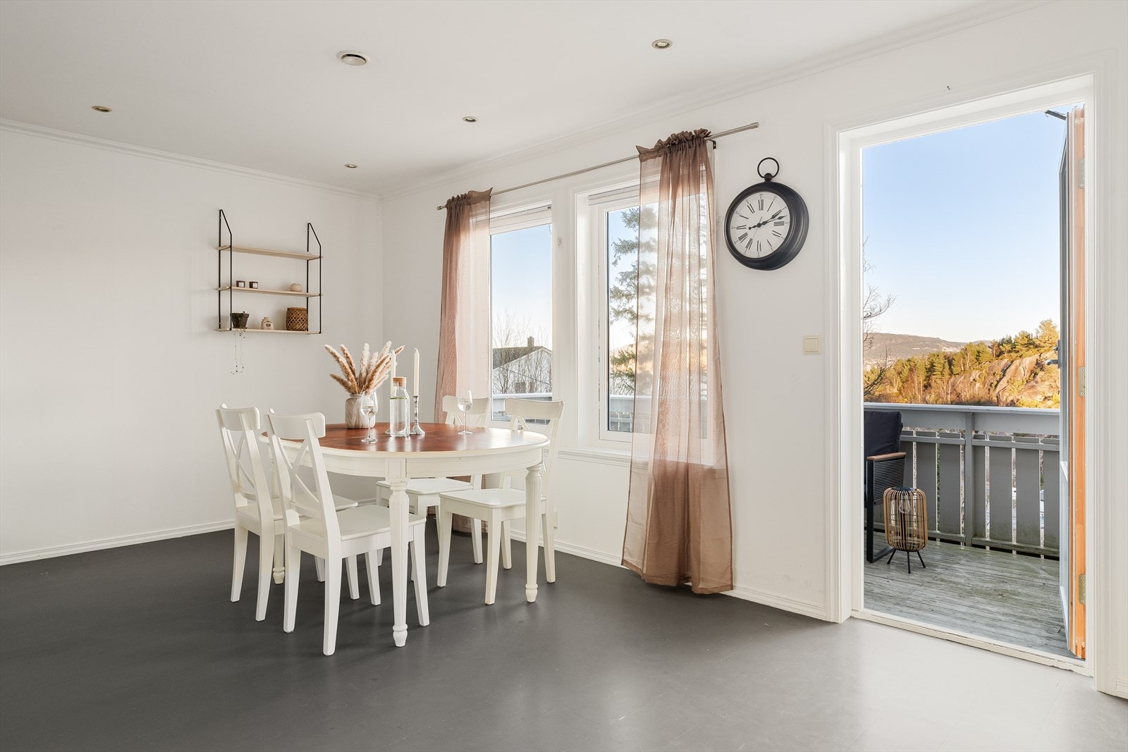 Fra stue har man også utgang til en av boligens uteplasser. Galleribilde