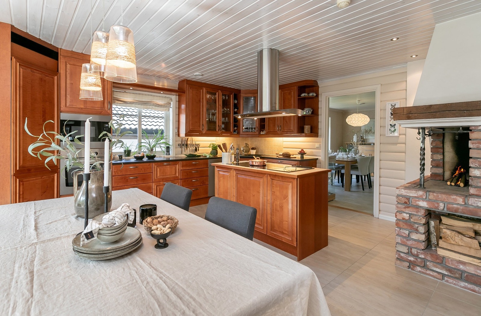 Stort landlig kjøkken med grue og kokeøy Galleribilde