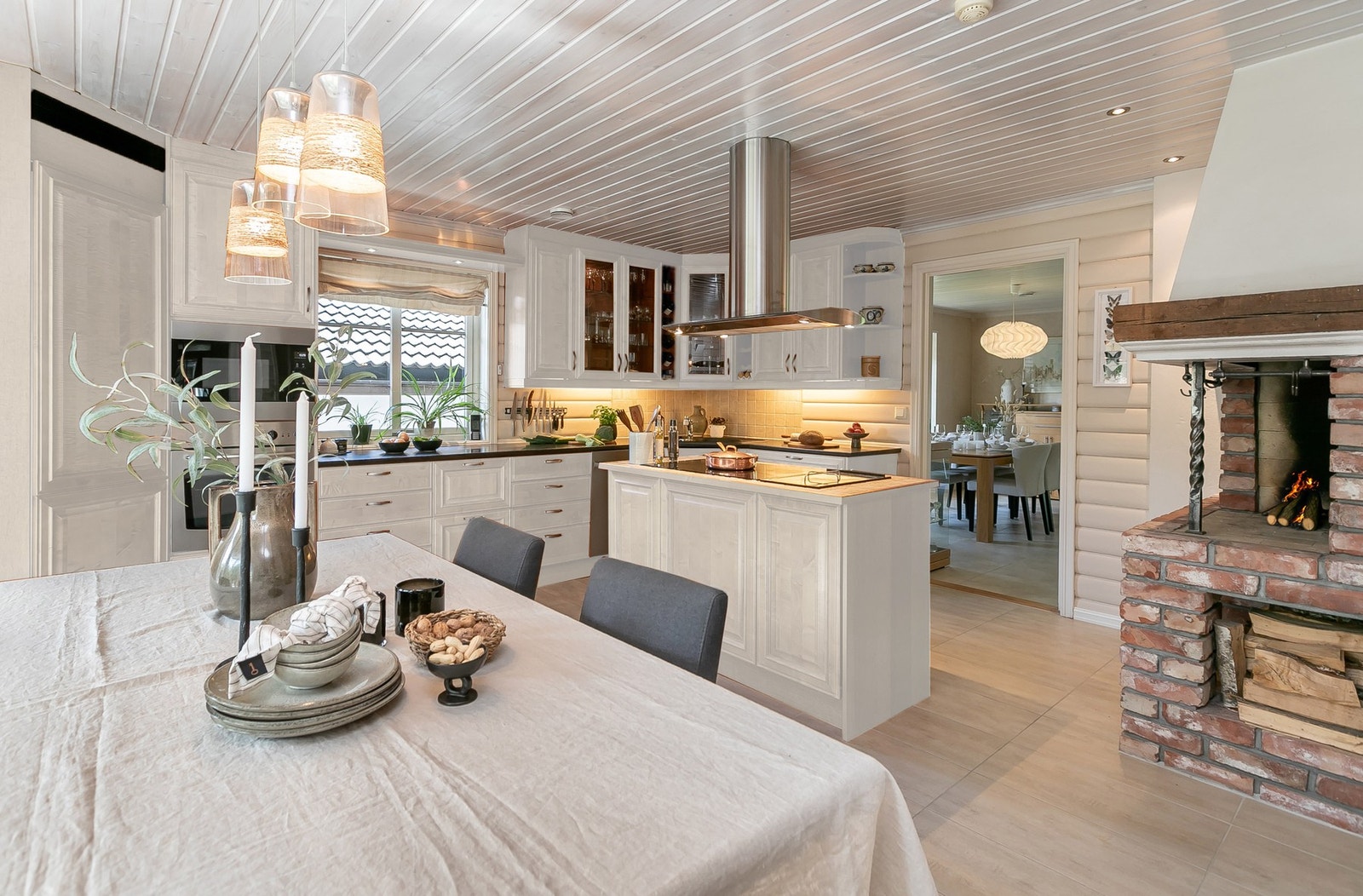 Eksempel hvordan kjøkkenet kan bli hvis man maler frontene i en lys farge. Galleribilde