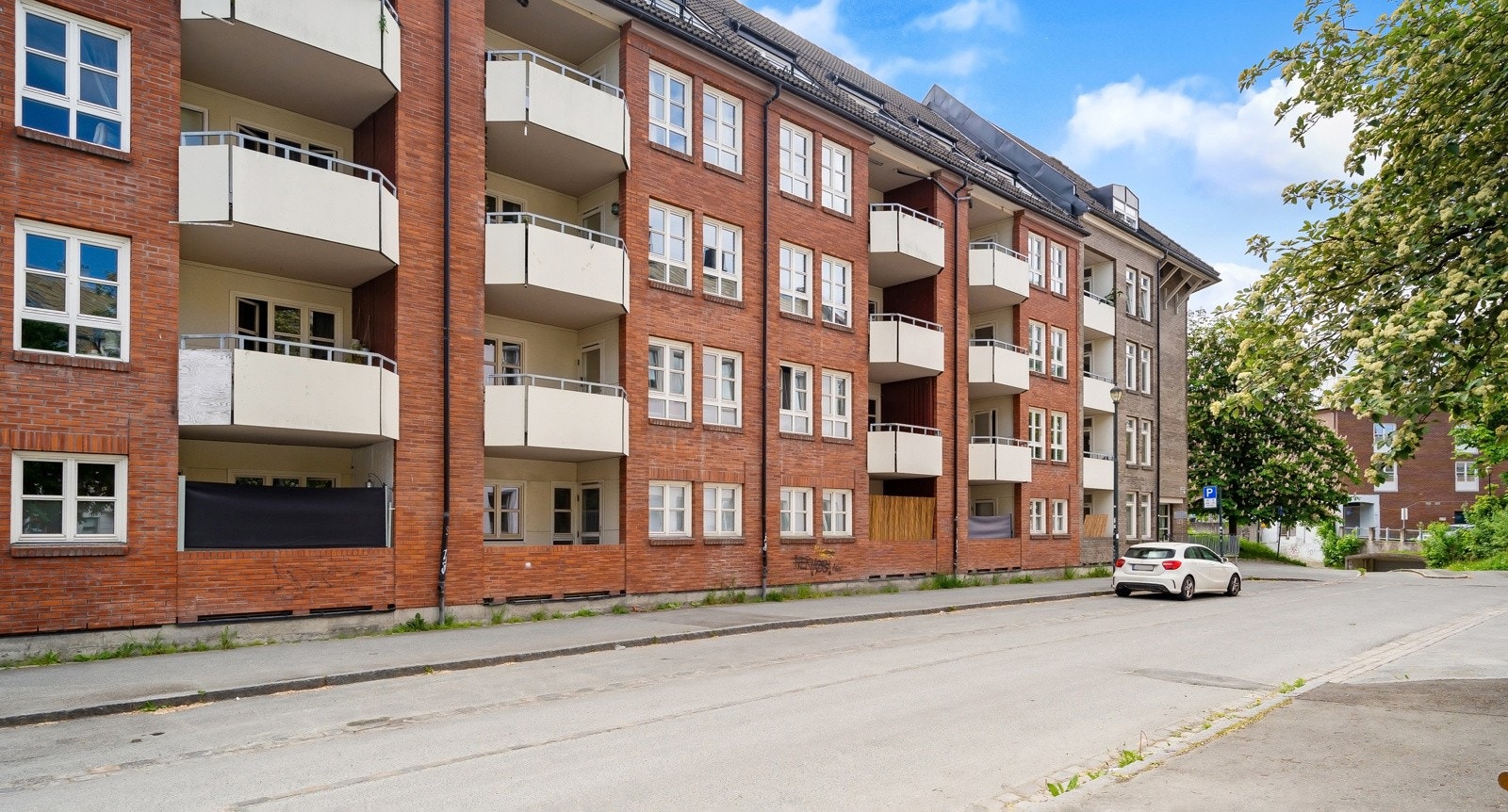 Borettslaget er svært veldrevet og har lave felleskostnader som inkluderer blant annet: kommunale avgifter, rengjøring av felles areal, varmtvann, kabel-tv/bredbånd, felles byggeforsikring m.m. Galleribilde