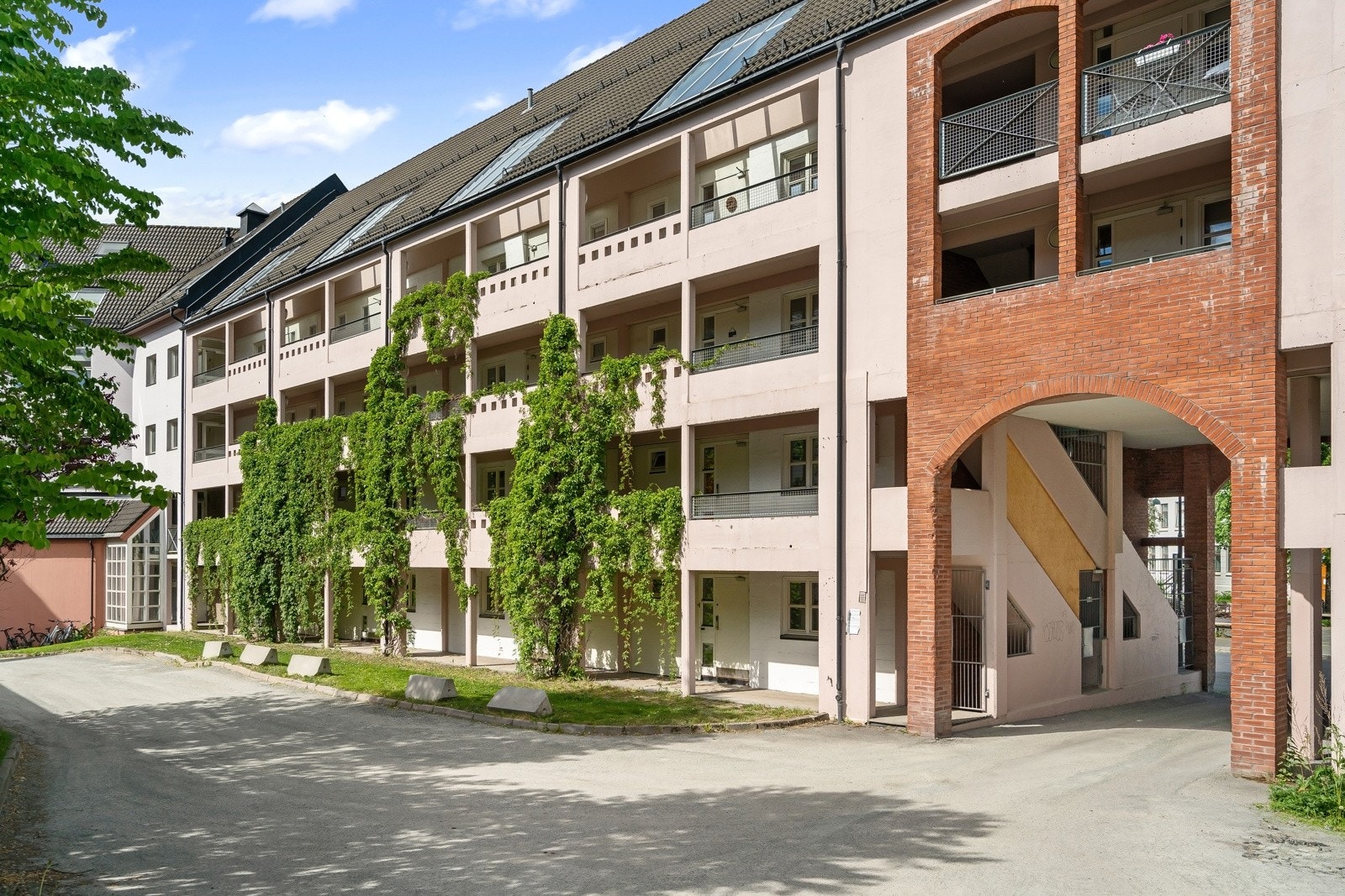 Det er parkeringshus i kjeller som eies av borettslaget med mulighet for leie av p-plass med mulighet for el-bil lading. P-plass koster kr 250,- pr mnd ifg selger. For å få plass må man søke. Galleribilde