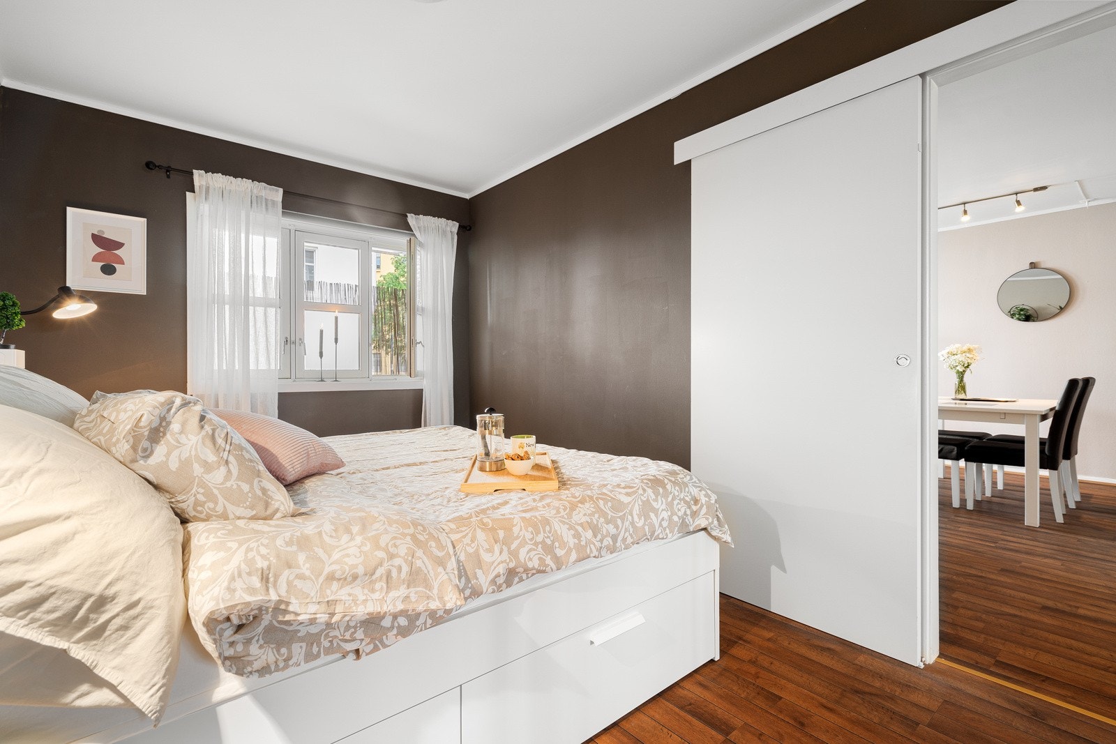 Soverommet er malt i en mørk farge som setter et moderne preg over rommet. Galleribilde