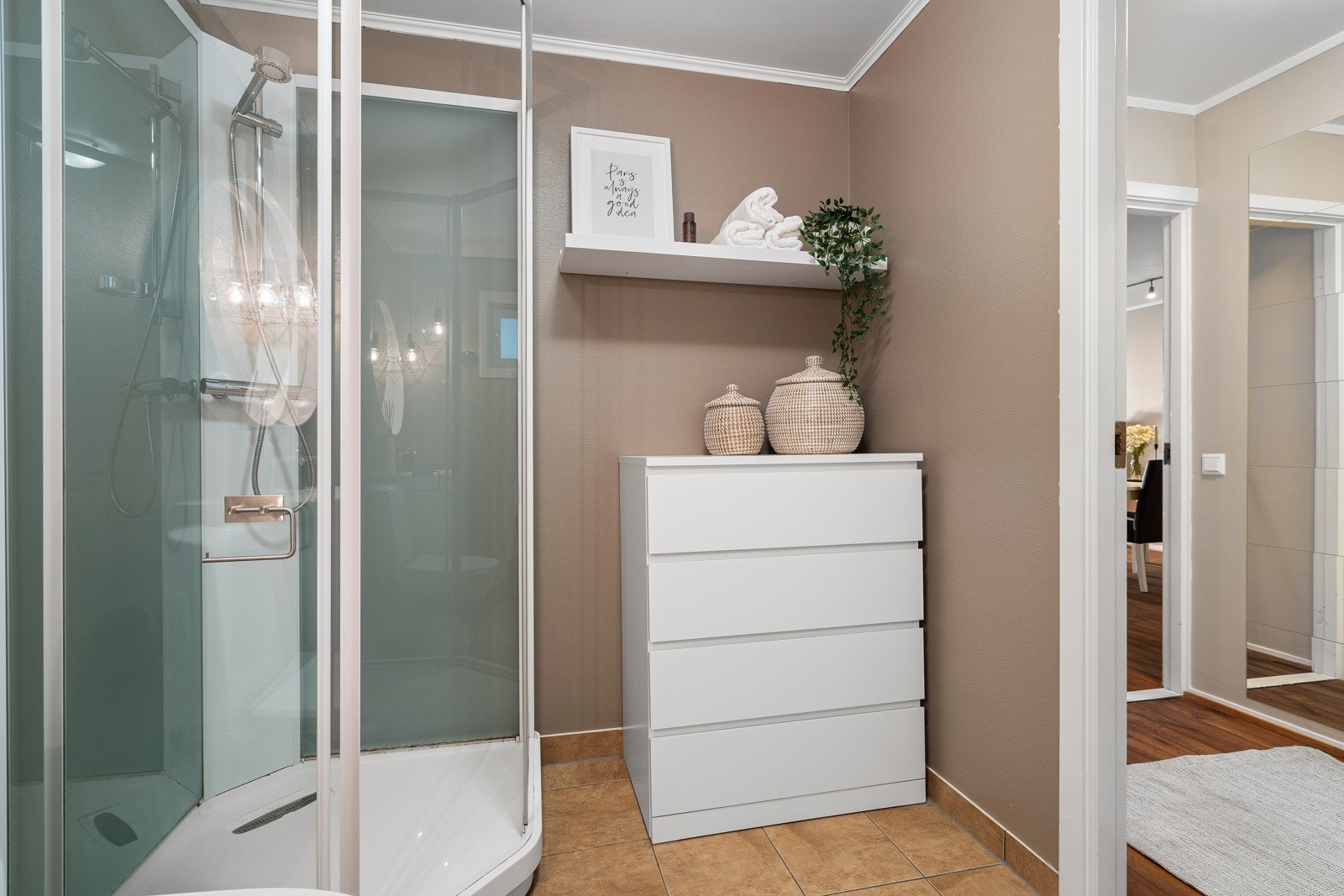 Gulvet er flislagt, og har dusjkabinett. Galleribilde