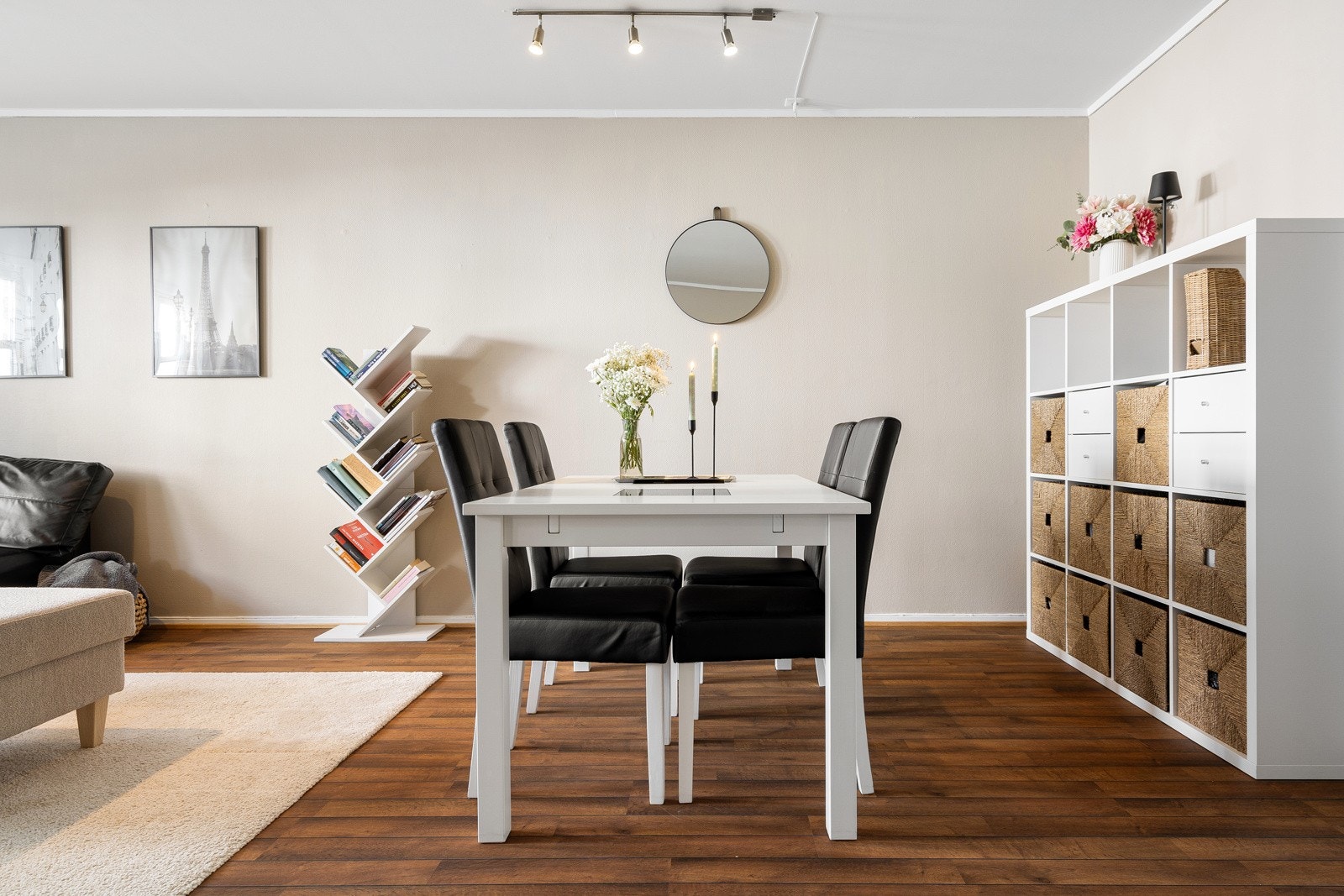 Det er god plass til å innrede med sofakrok og spisestue. Galleribilde