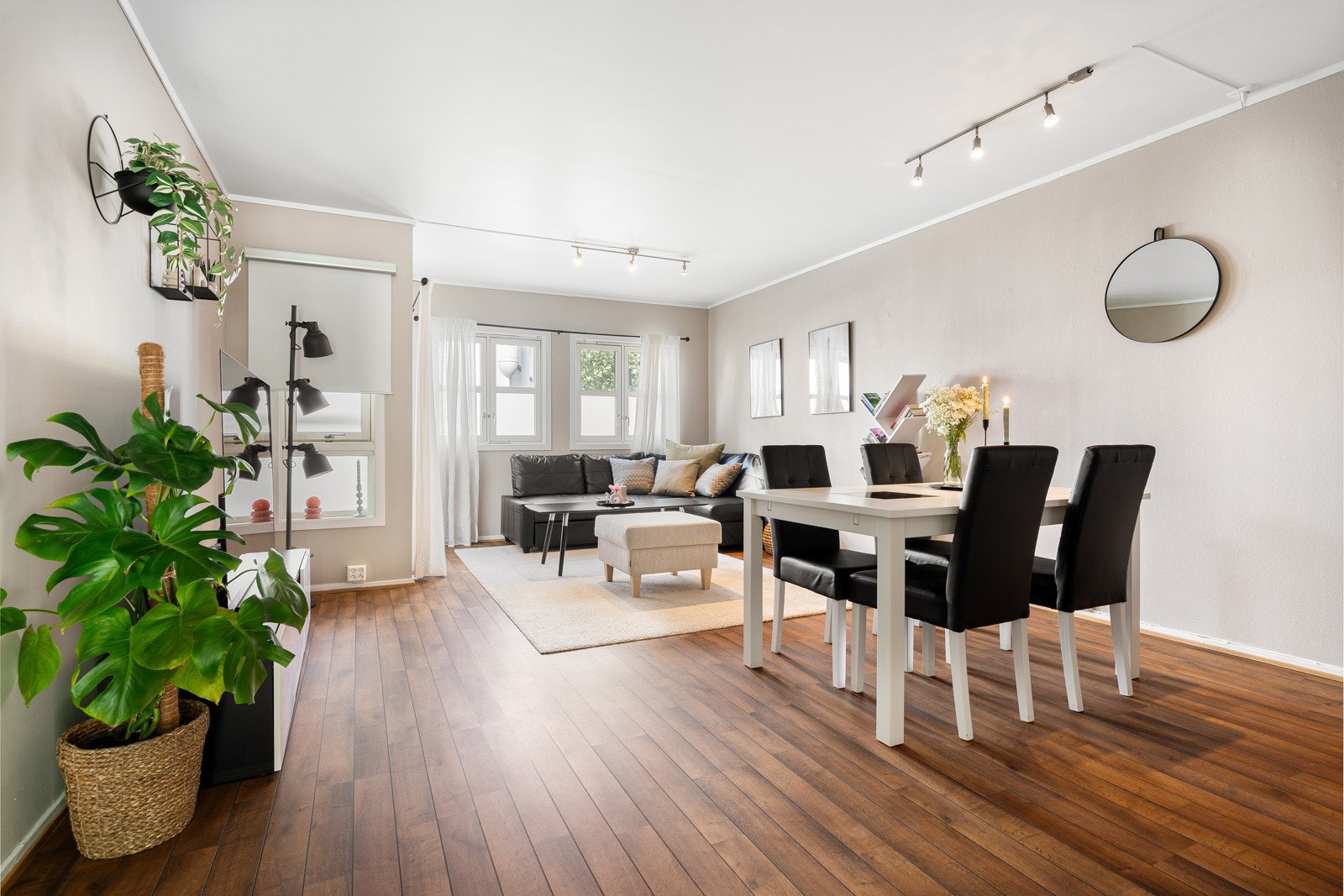 EIE eiendomsmegling ved Daniel Bruce har gleden av å presentere Ulstadløkkveien 5! En smakfull borettslagsleilighet i en av byens mest attraktive og urbane bydeler, Lademoen. Her bor du svært sentralt og er kun en spasertur fra alt du trenger. Galleribilde