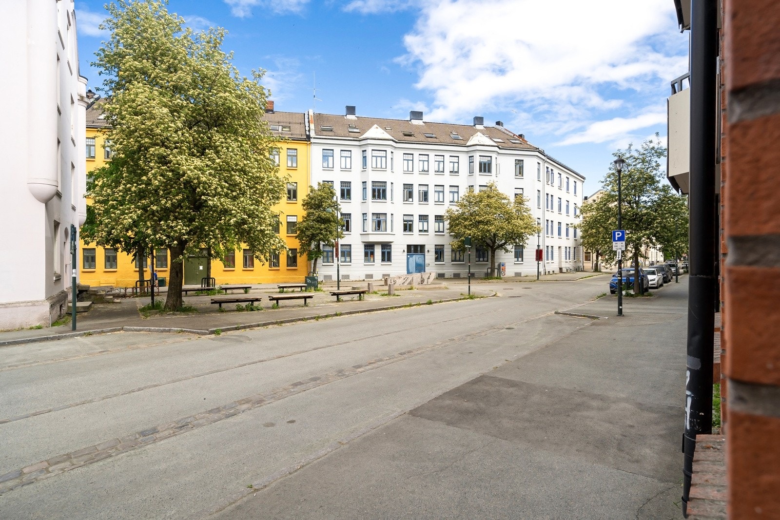 Det er lite biltrafikk i gaten på utsiden av stuen. Galleribilde