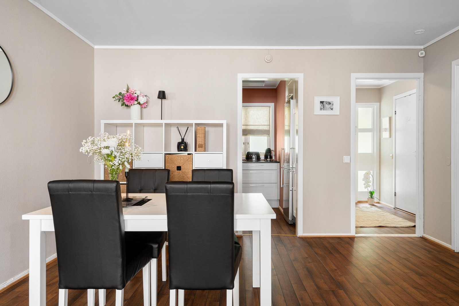 Leiligheten er malt i en nøytral og lys beige farge. Galleribilde