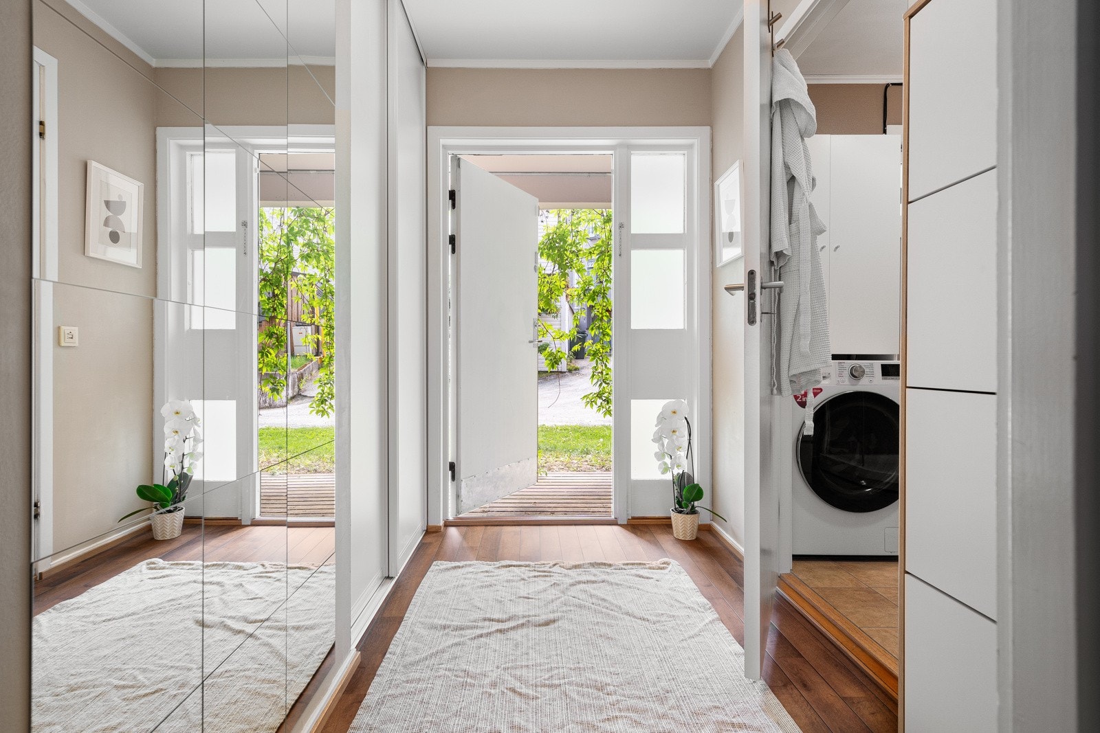 Lys og innbydende entré med god plass til oppbevaring. Galleribilde