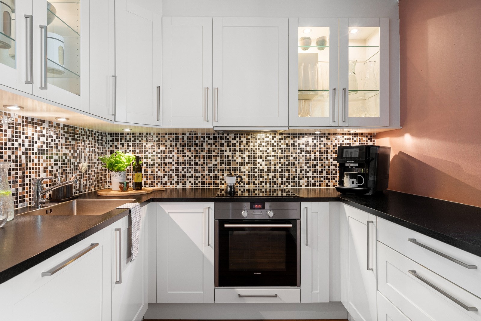 Kjøkkenet har integrerte hvitevarer som stekeovn, platetopp og oppvaskmaskin. Galleribilde