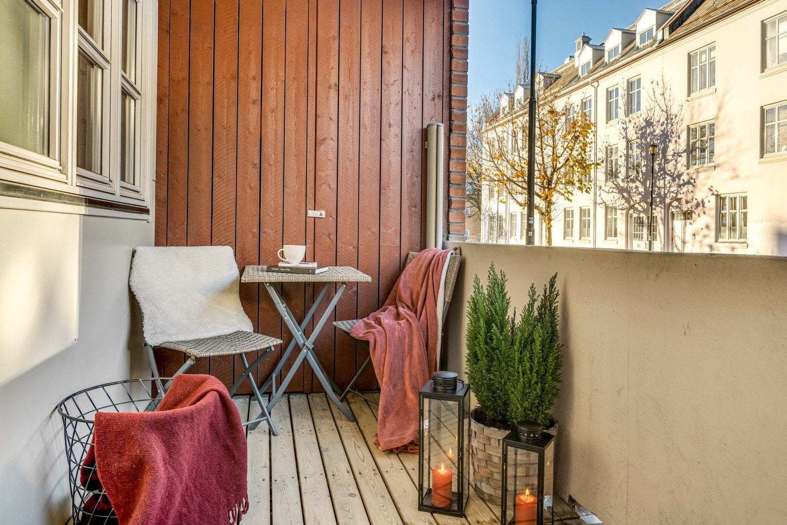 Her har man plass til forskjellige møblerings muligheter. Det er i tillegg lagringsplass i bod, med adkomst fra balkongen. Fra leiligheten er det 5 minutters gangen til Solsiden. Galleribilde