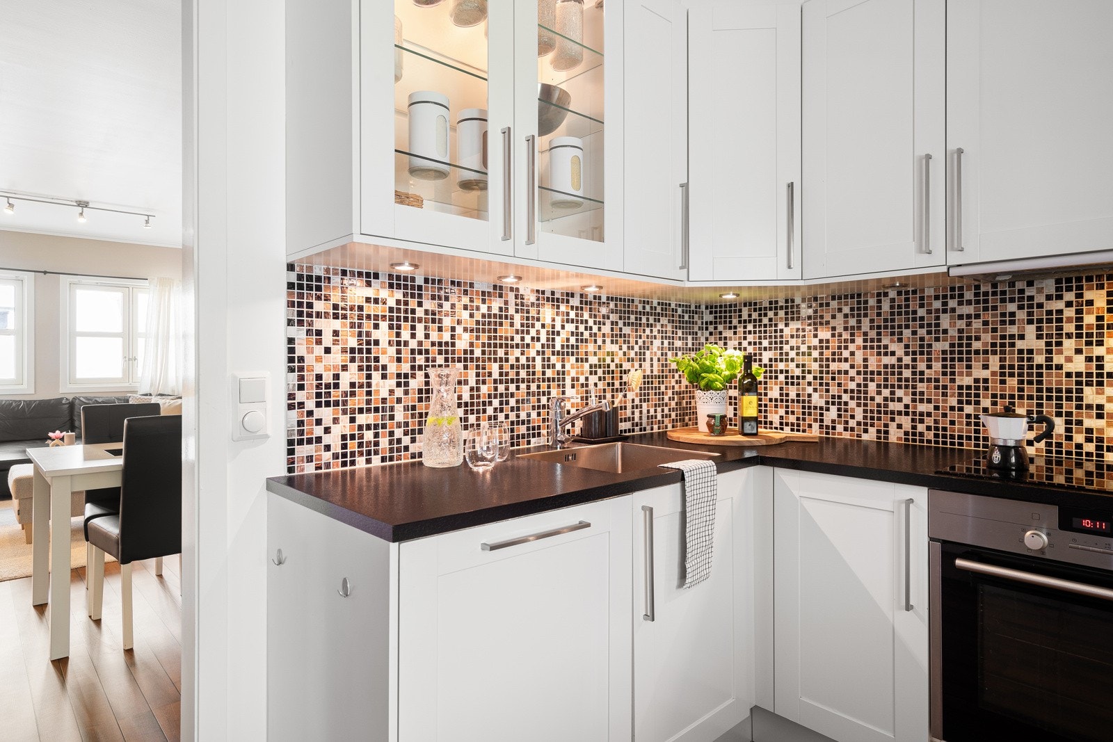 Kjøkkenet er delikat og har rikelig med oppbevaringsplass. Galleribilde