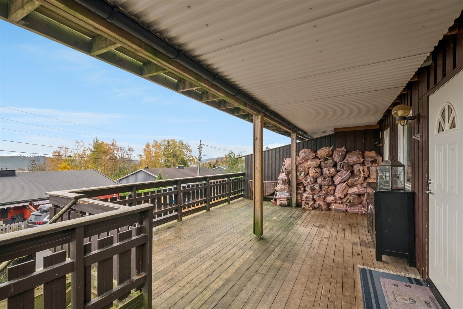 Opp trappen fra garasjen finner man inngangspartiet. Galleribilde