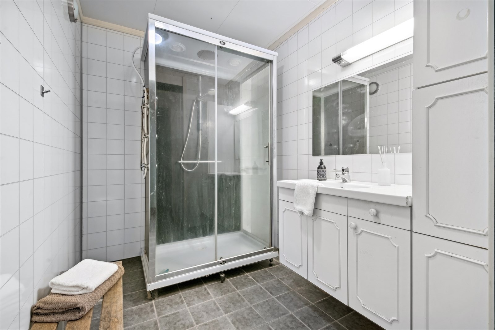 Badet er utstyrt med dusjkabinett, servant og toalett. Galleribilde