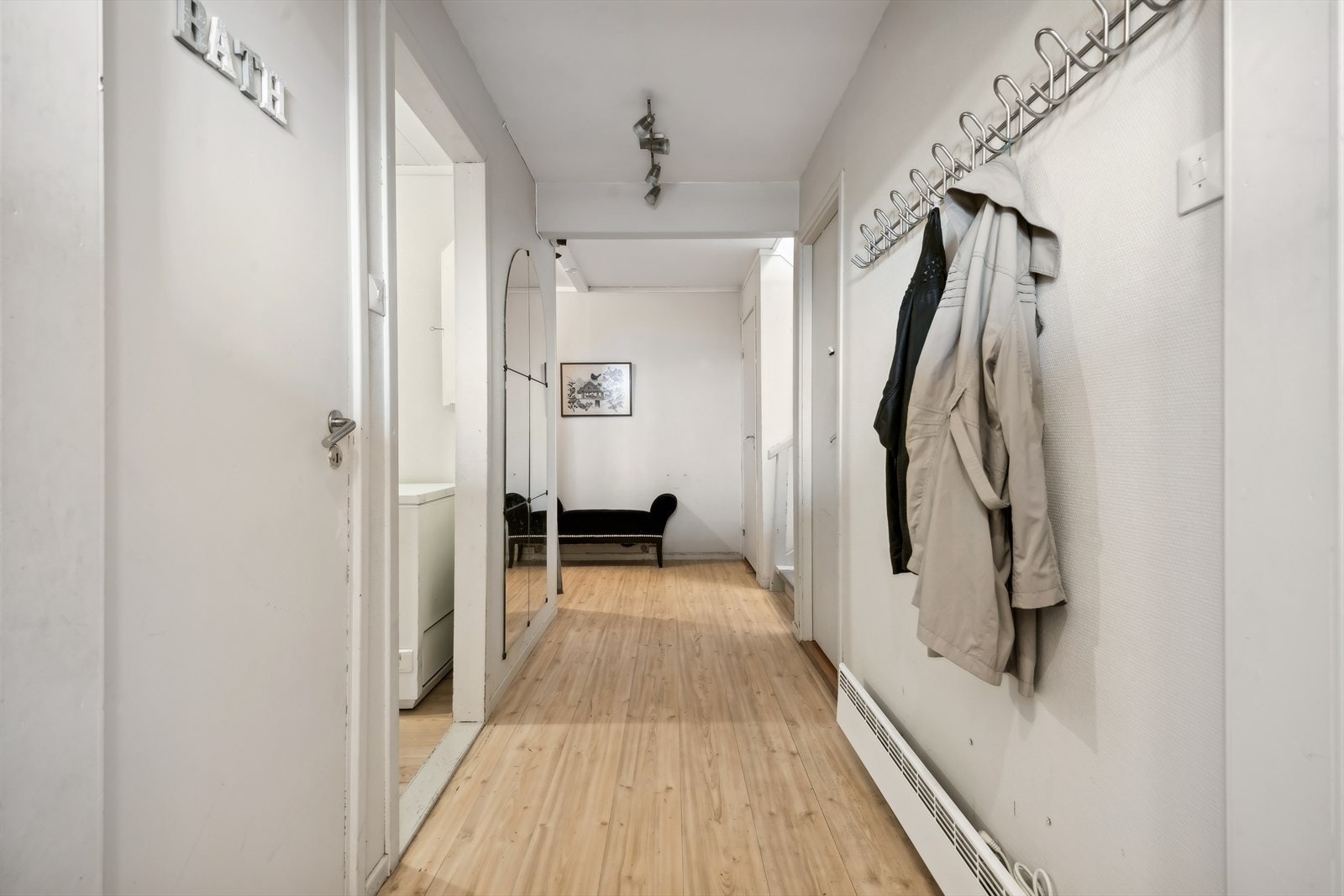 Velkommen inn! Èntre med muligheter for å henge fra seg klær. Galleribilde