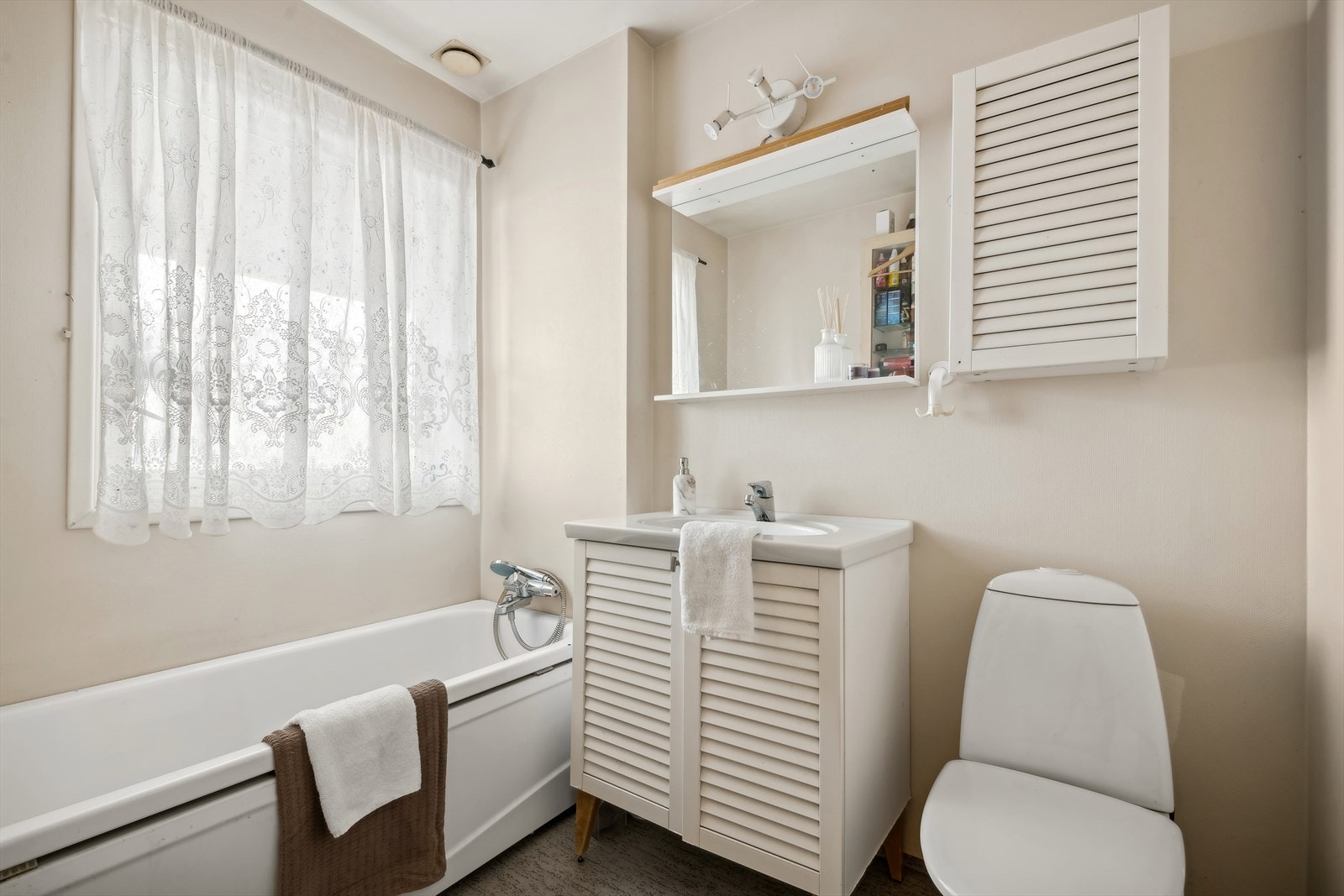 Bad nr 2 er utstyrt med badekar, servant og toalett. Galleribilde