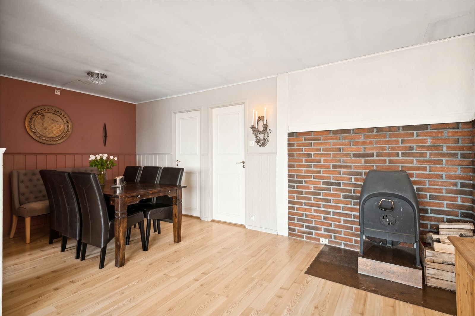 Fra stuen finner man to soverom. Det ene soverommet har utgang til terrasse. Galleribilde