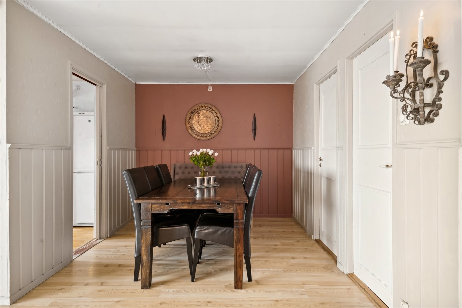 Spisestue i forbindelse med kjøkkenet Galleribilde