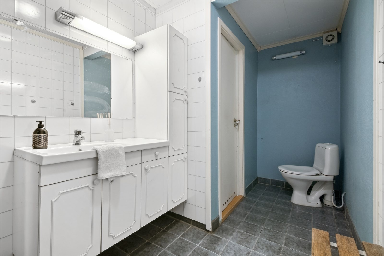 Lunt og godt på gulvet med behagelig gulvvarme. Flere veggskap gir godt med lagringsplass på badet. Galleribilde