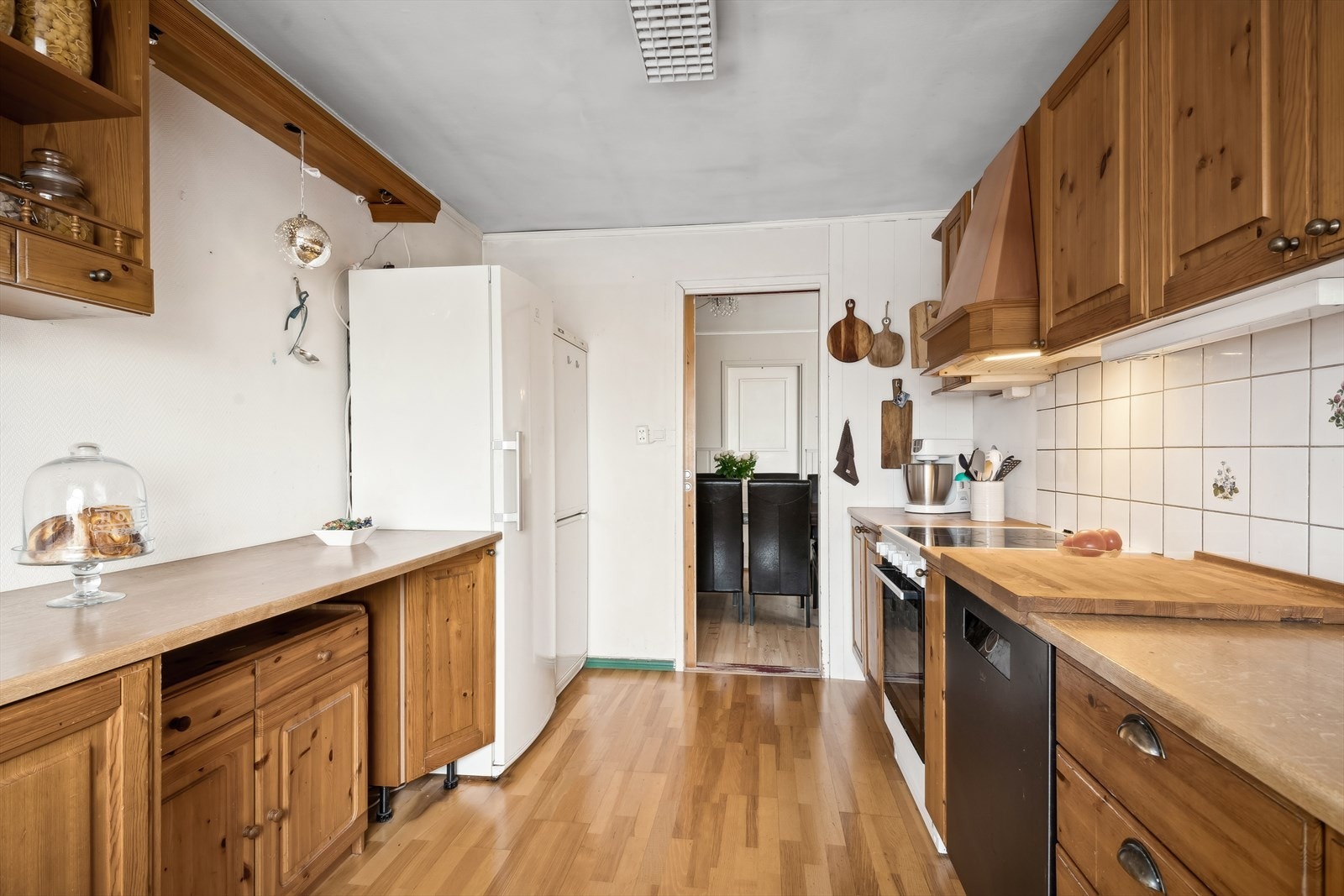 Godt med skap og benkplass på kjøkkenet. Galleribilde