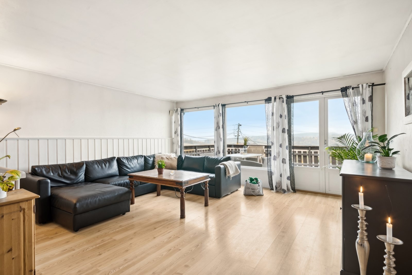 Lys og romslig stue Galleribilde