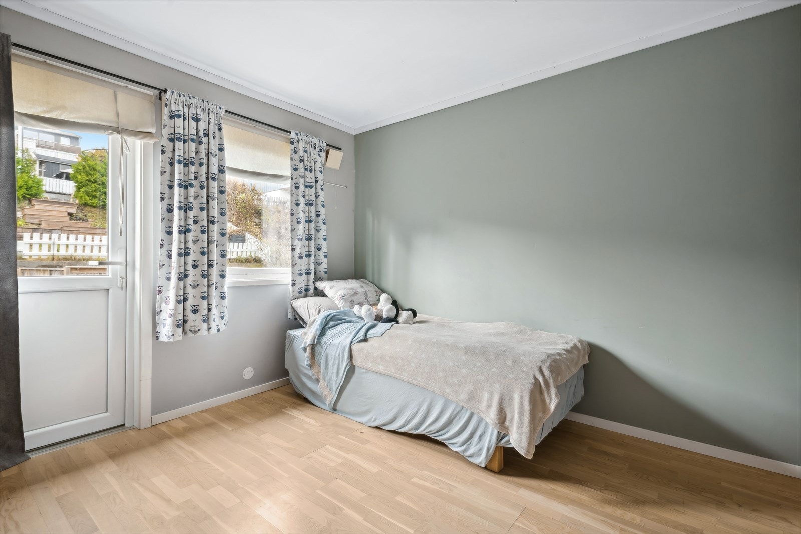 Soverom i 1.etg med utgang til terrasse. Galleribilde