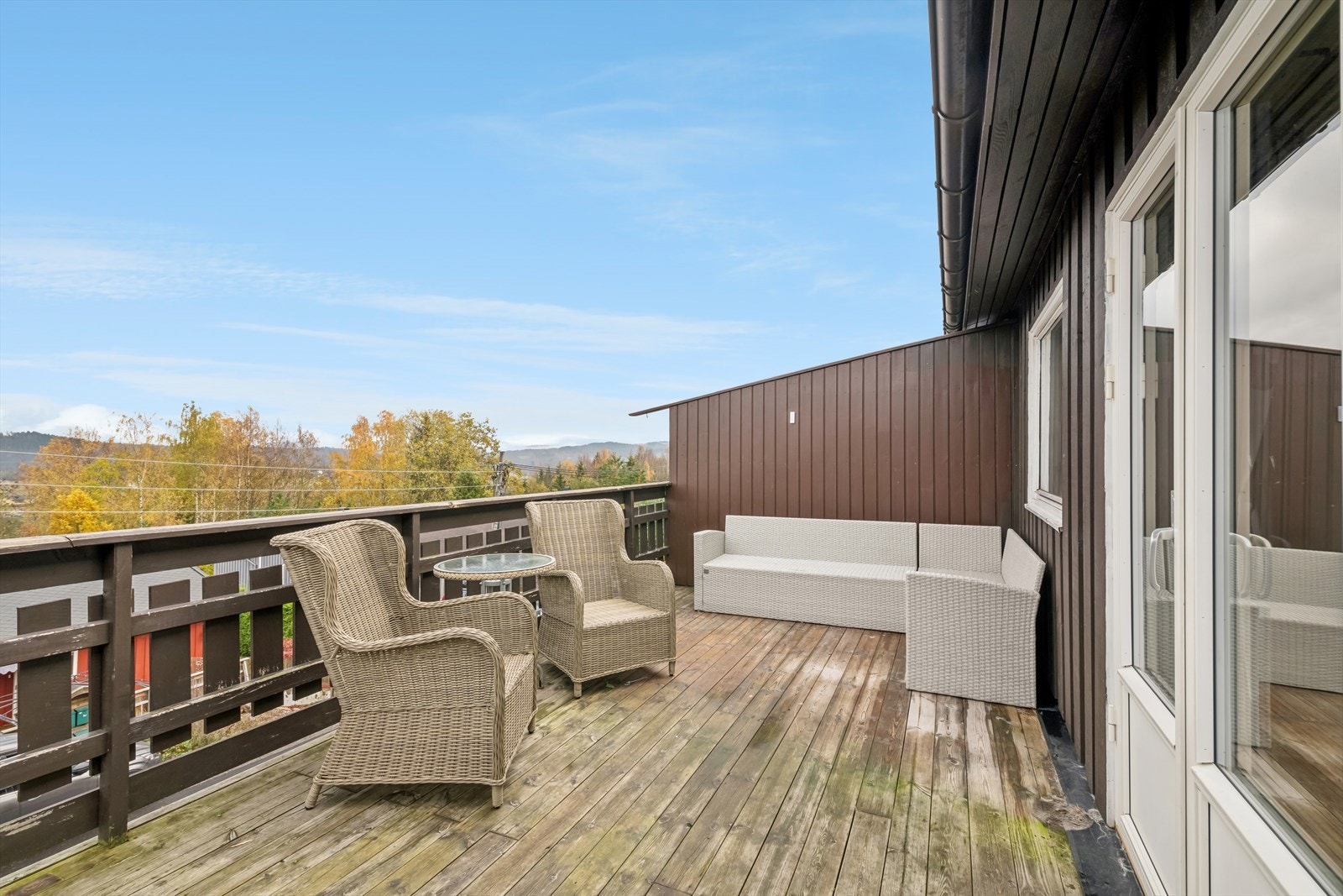 Nydelig utsikt fra terrassen med flotte solforhold. Galleribilde