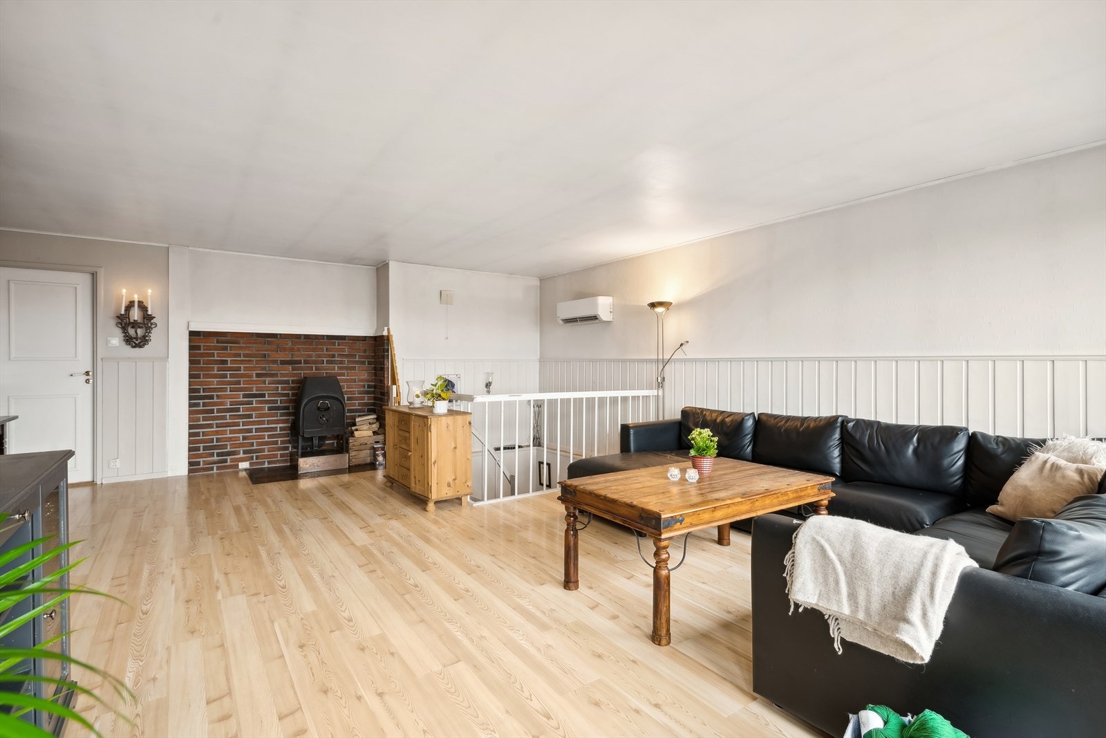 Varmepumpe og peisovn gir både energieffektiv oppvarming og en hyggelig atmosfære, noe som sikrer behagelig varme gjennom hele året. Galleribilde