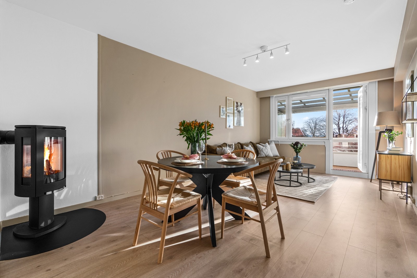 Rommet har en fin arealutforming, så her er det plass til stor sofa, tv-løsning og spisebord Galleribilde