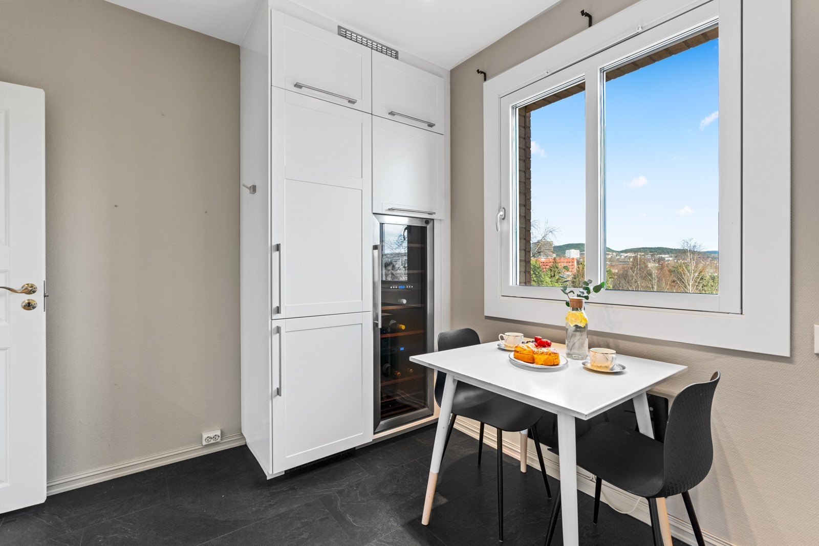 Ved vinduet er det også plass til et lite spisebord hvor det er hyggelig å innta morgenkaffen Galleribilde