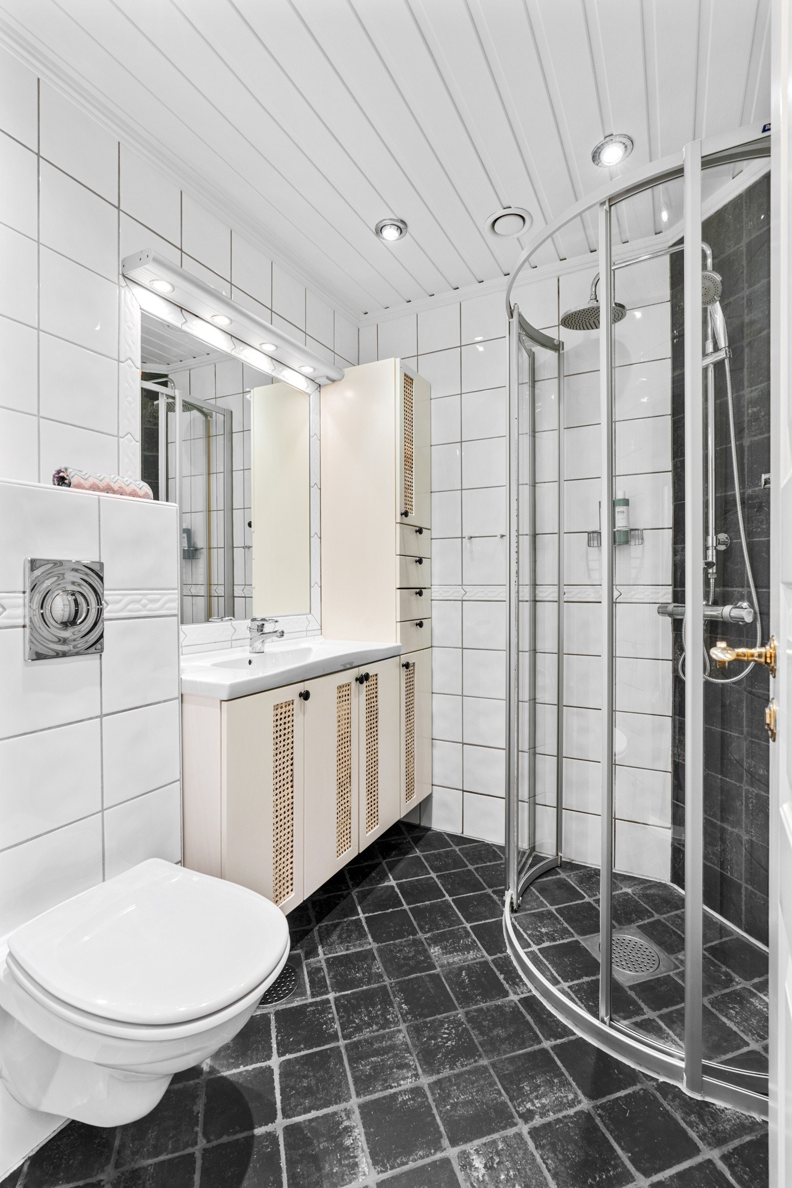 Pent, flislagt bad med varmekabler i gulv og downlights i tak Galleribilde