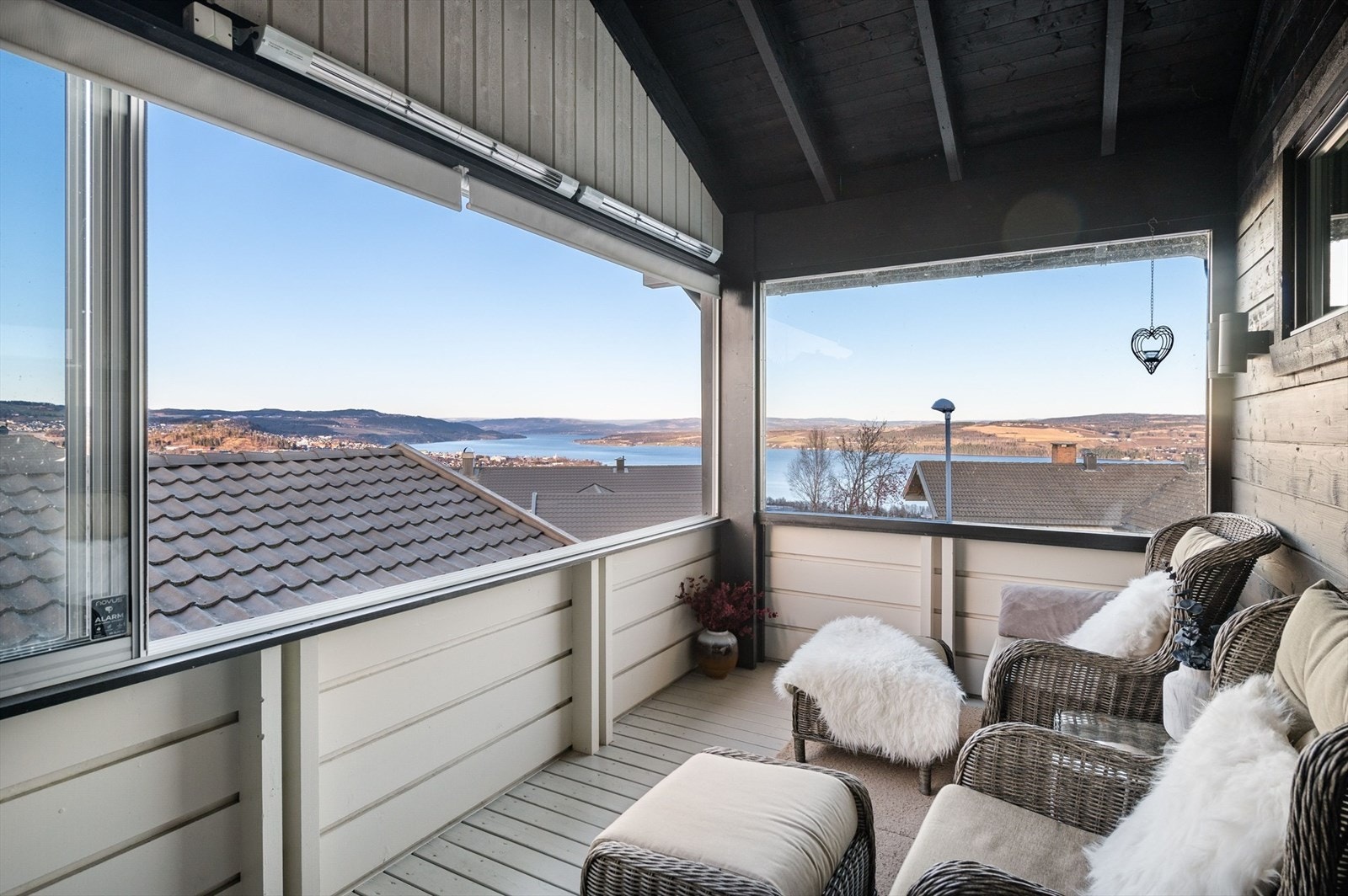 Overbygget og innglasset med nydelig utsikt og varmelamper Galleribilde