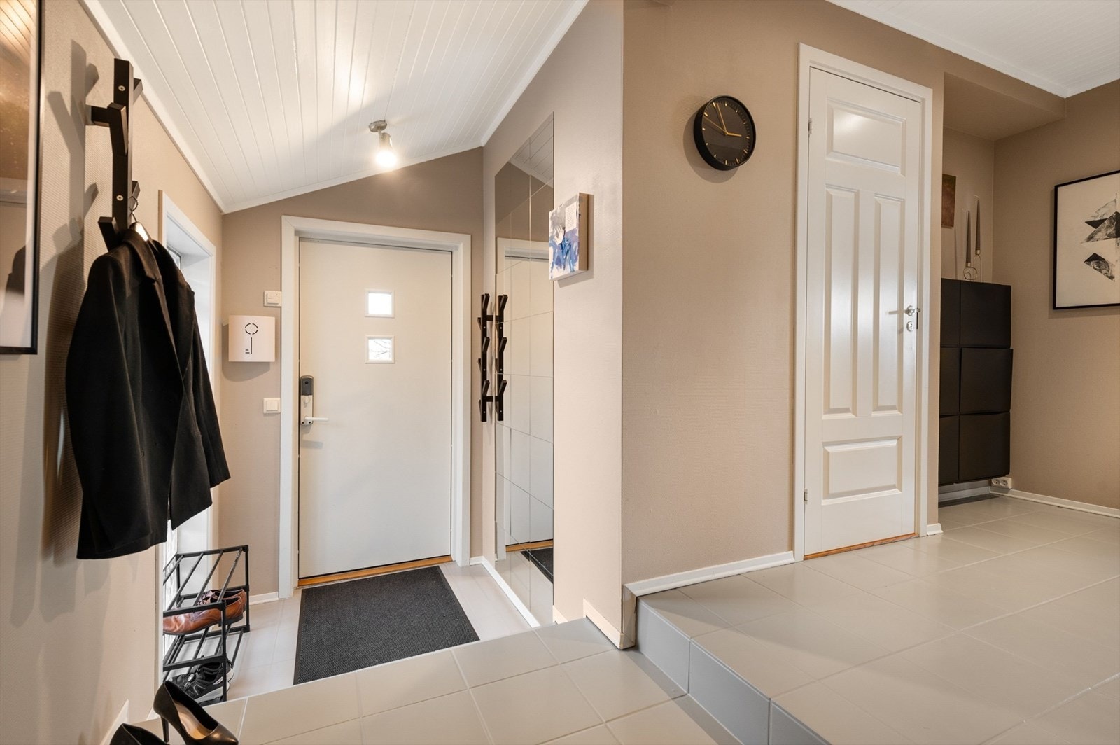 Spesielt lekker gang med soner og god lagringsplass Galleribilde