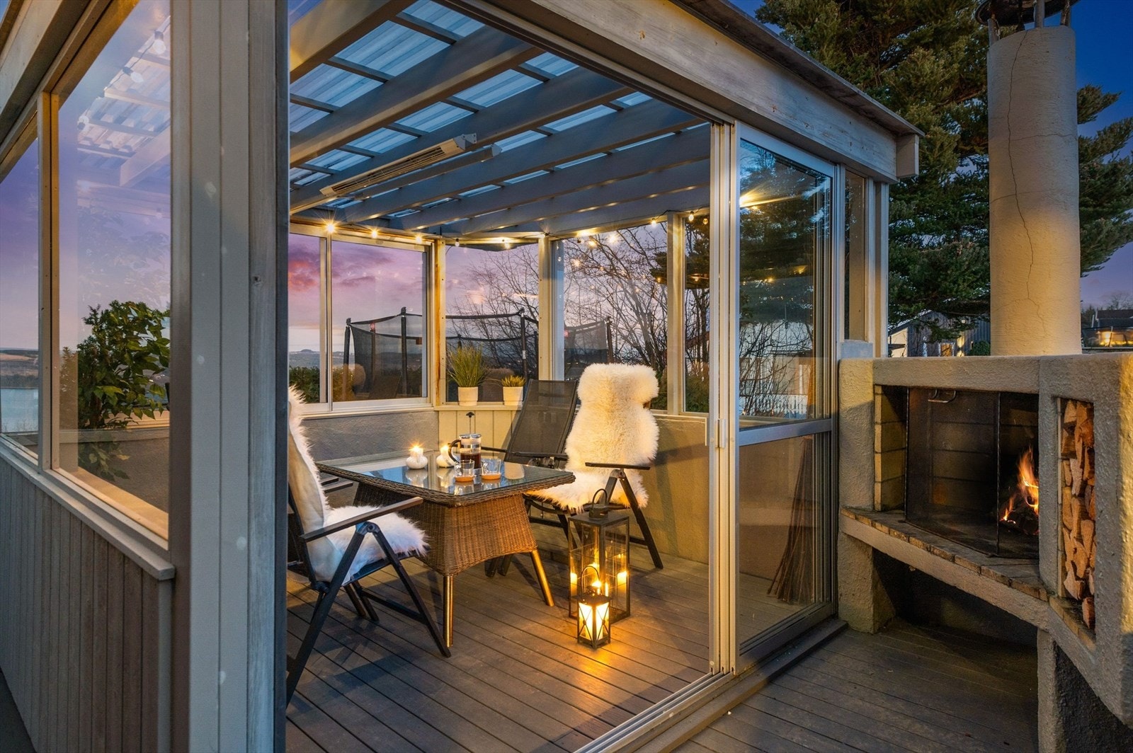 Utestue og peis på terrasse Galleribilde