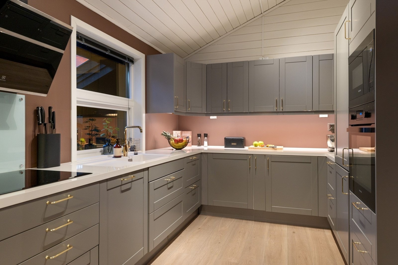 Nyere kjøkkeninnredning fra 2020 med god skap- og benkeplass Galleribilde