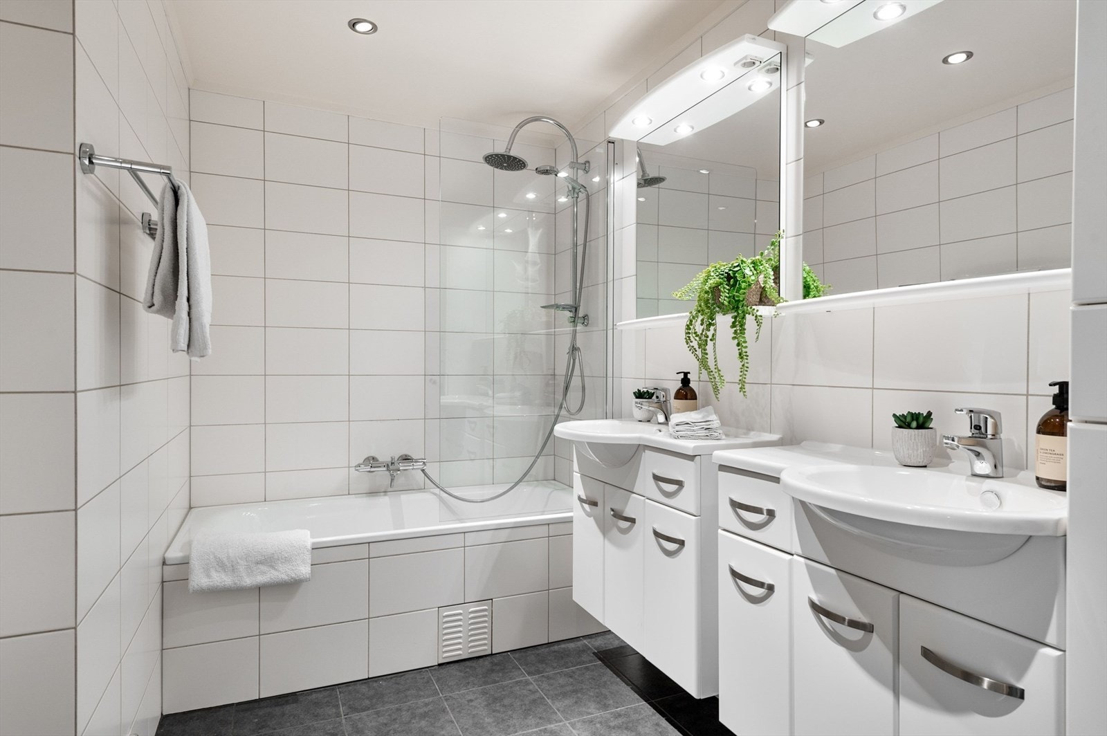 Romslig flislagt bad med badekar Galleribilde