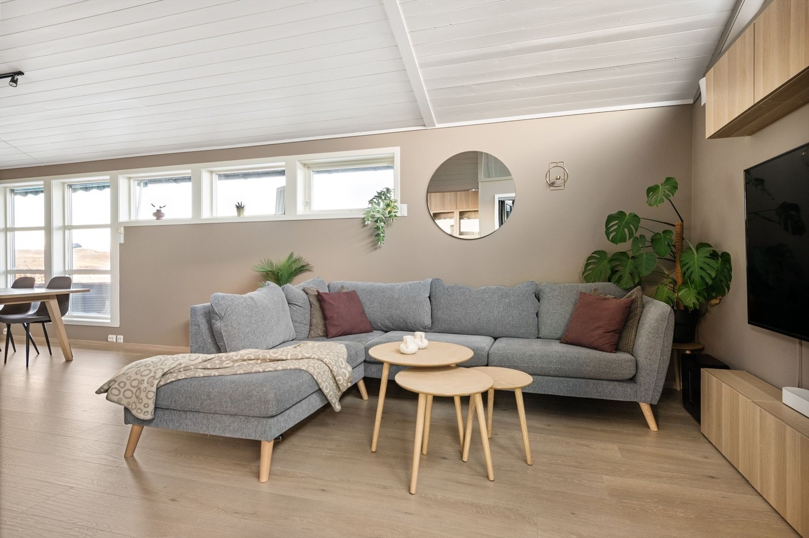 Rikelig med vindusflater og god takhøyde Galleribilde