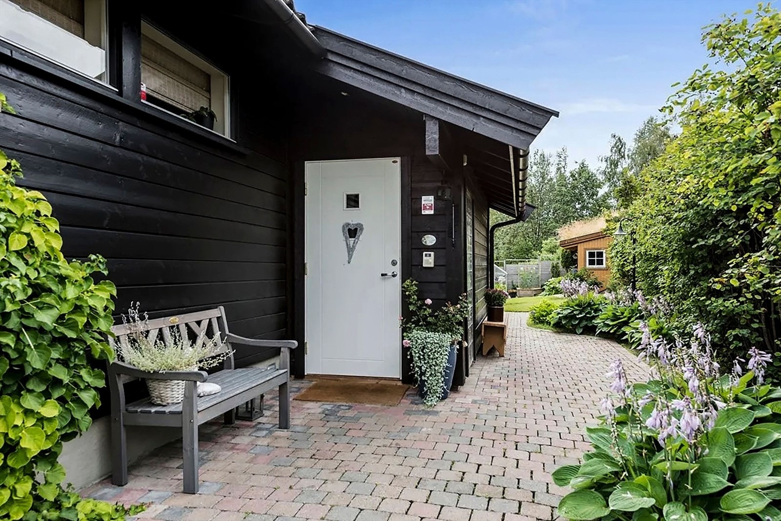 Beleggningsstein ved inngangsparti og helt ned til garasje Galleribilde