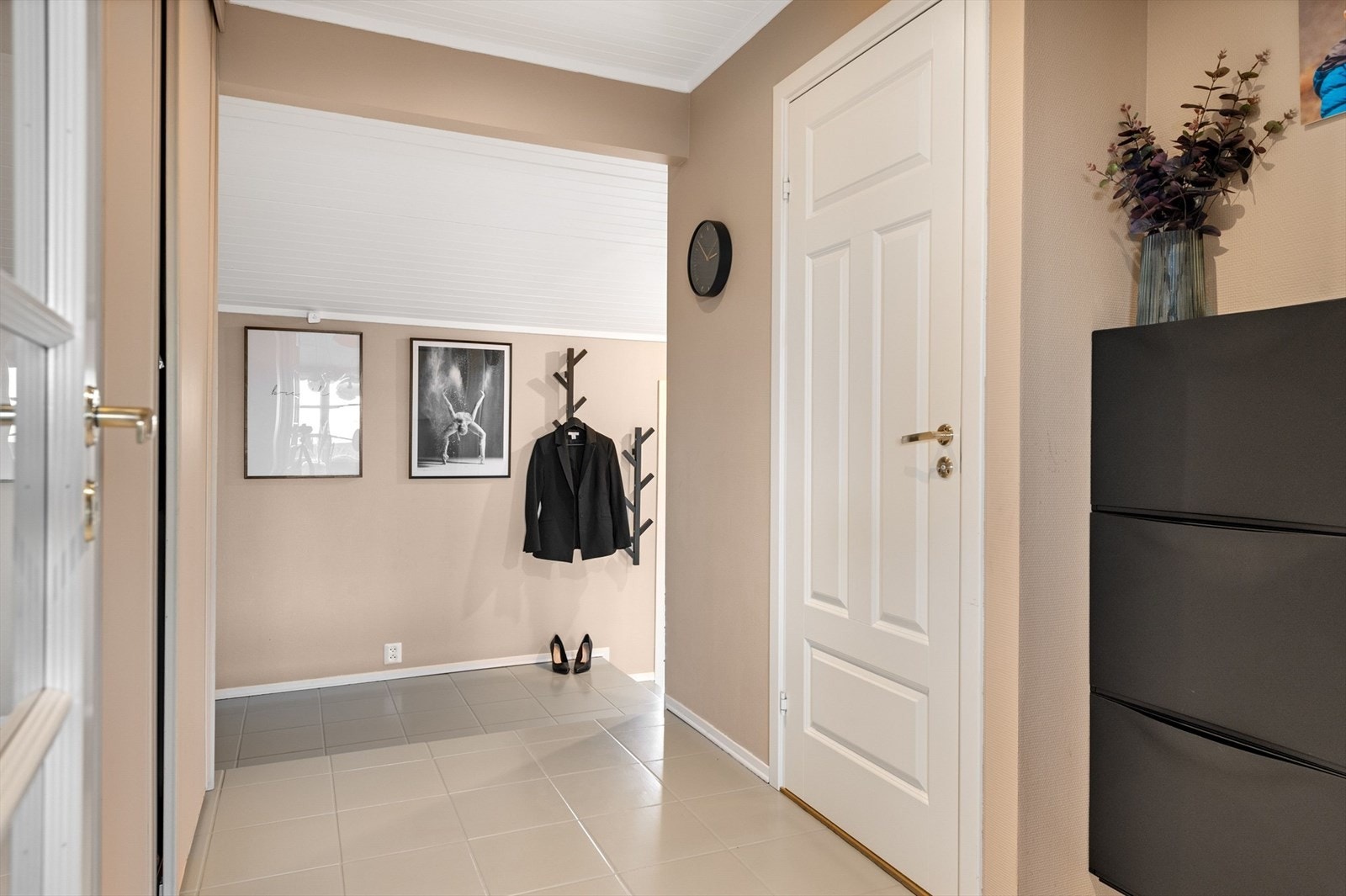 Flislagt gang med garderobeskap Galleribilde