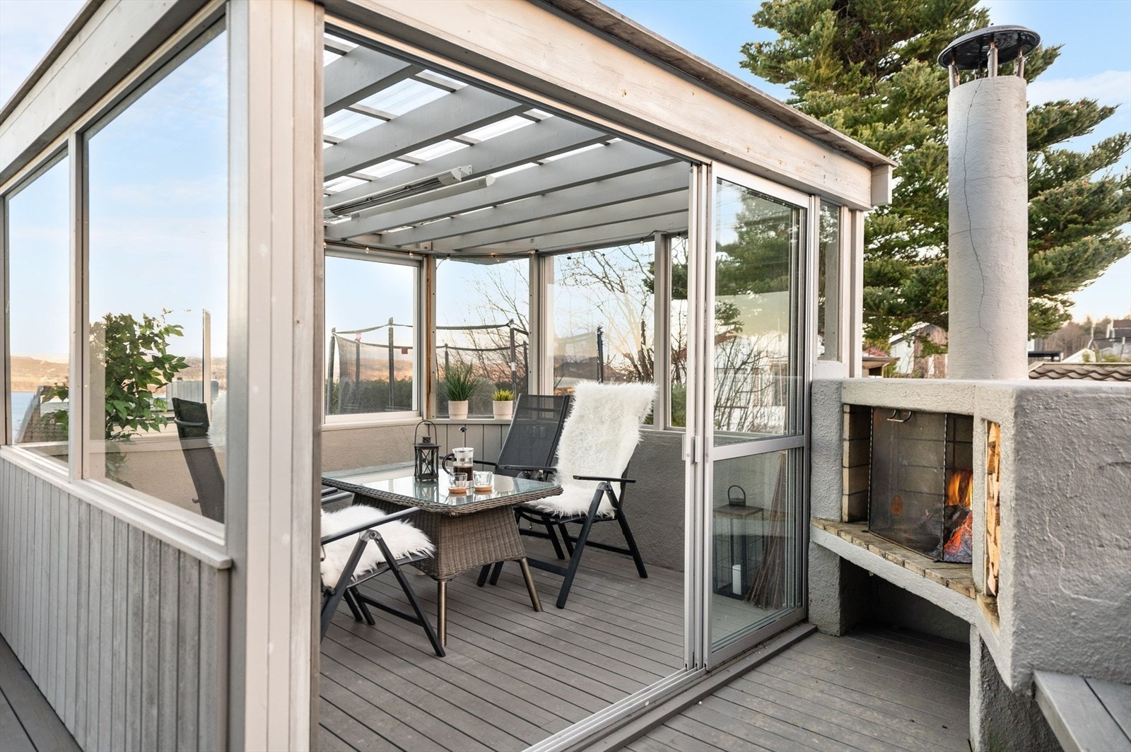 Vinterhage og peis Galleribilde