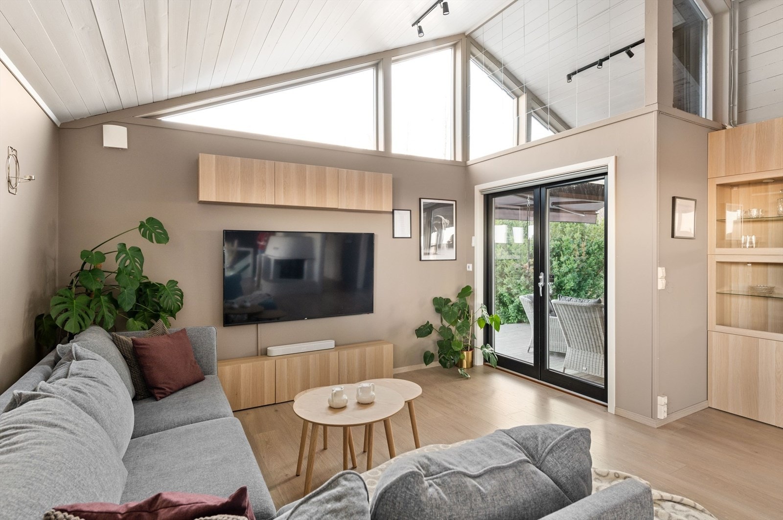 Stue med adkomst til overbygget uteplass Galleribilde