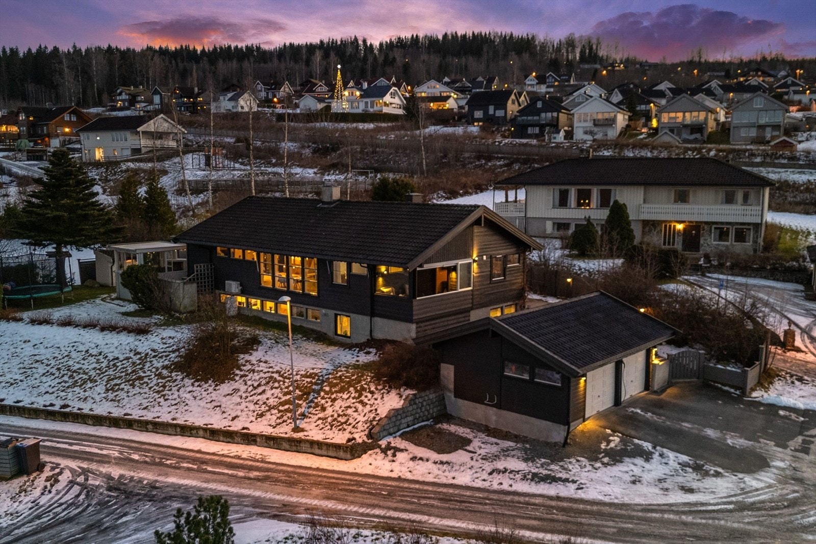 Ark. tegnet enebolig med dobbelgarasje og pent opparbeidede utearealer Galleribilde