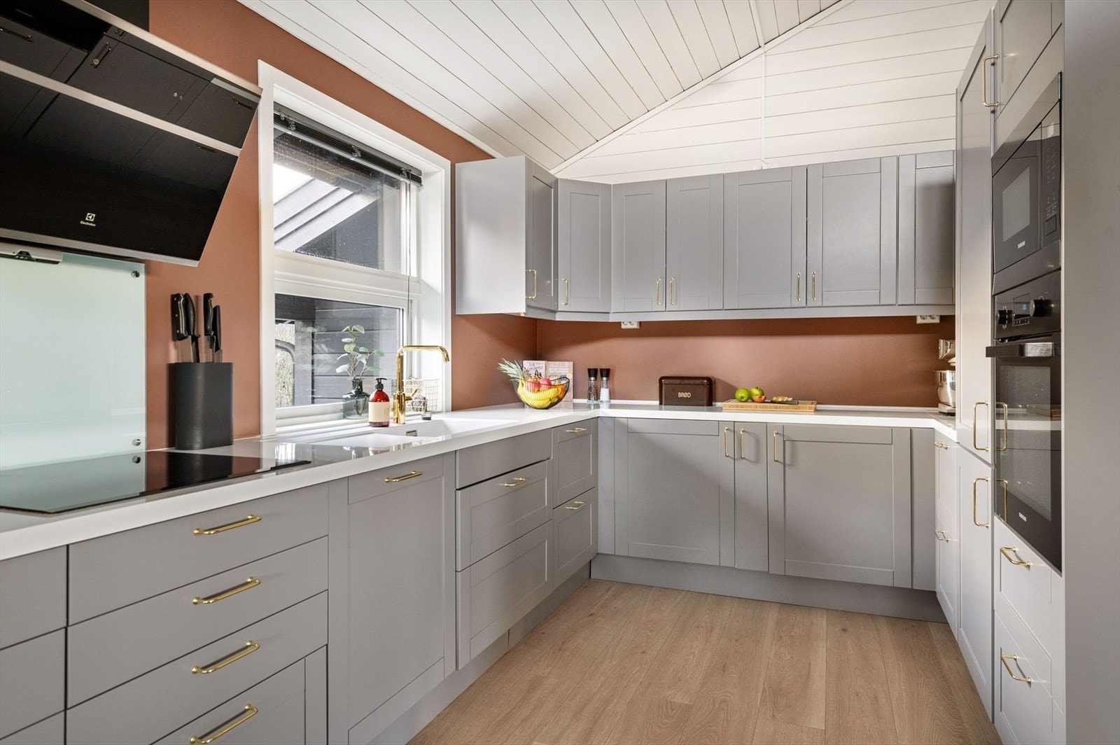 Moderne kjøkkeninnredning og hvitevarer i "arbeidshøyde" Galleribilde