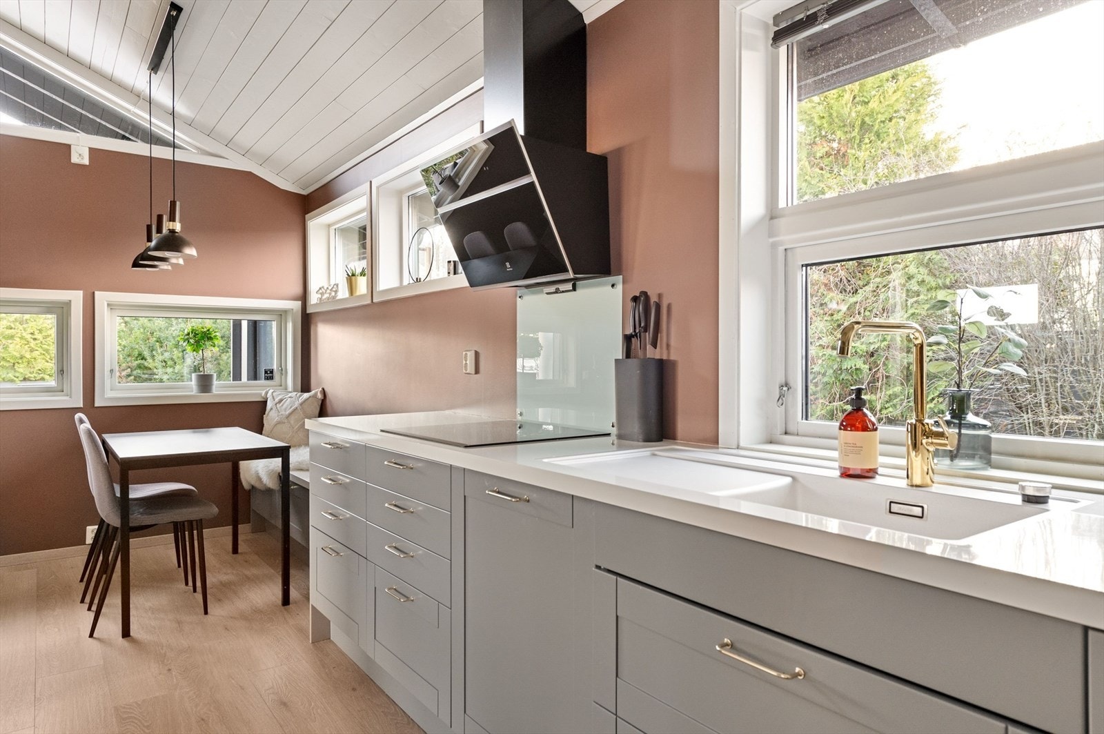 Kjøkken med integrerte hvitevarer Galleribilde