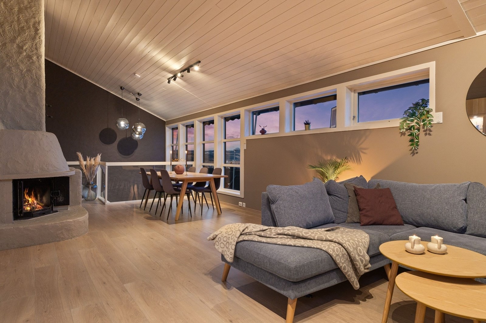 Svært sjarmerende og velholdt eiendom med murt peis i stuen Galleribilde