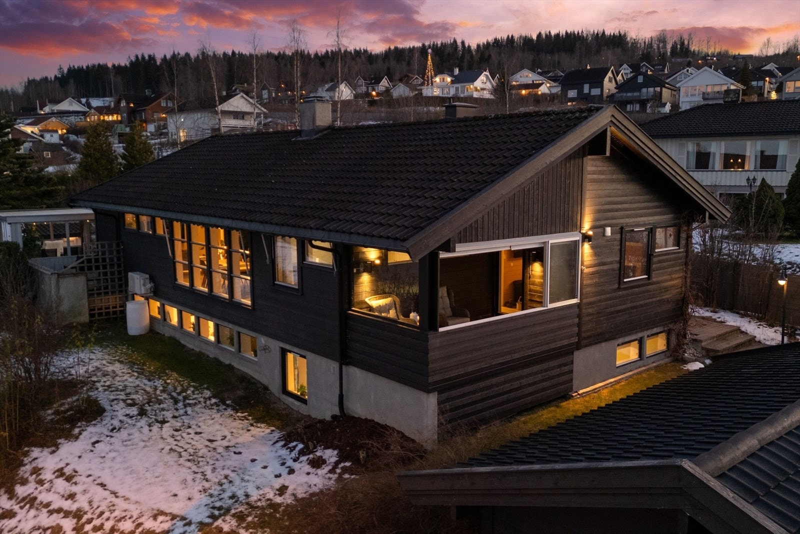 Store vindusflater og nydelig utsikt fra nesten alle rom i boligen Galleribilde