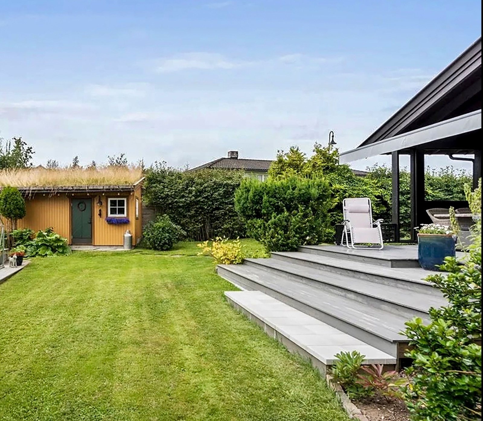 Bruksvennlig og flat hage med adkomst til terrasse Galleribilde
