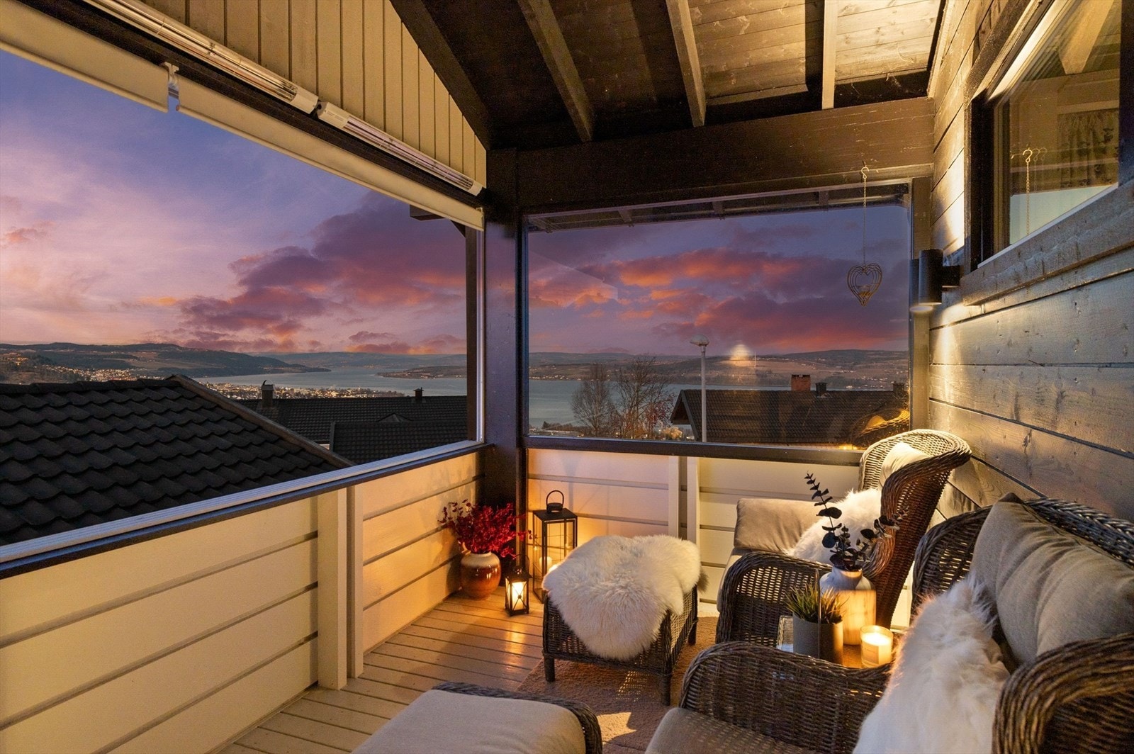 Innglasset balkong med adkomst fra hovedsoverom Galleribilde