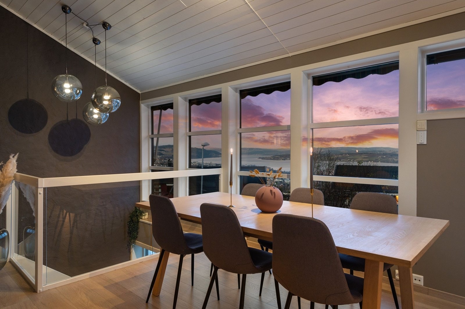 Spisestue med utsikt over byen og Mjøsa Galleribilde