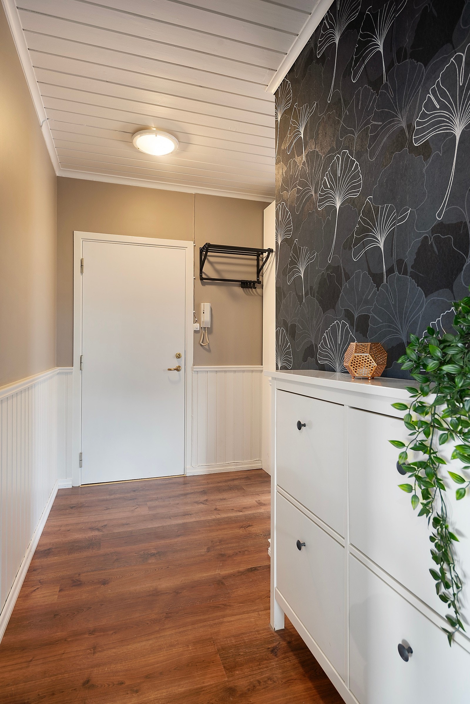 Entréen har et praktisk callinganlegg, som gjør det enkelt å ønske gjestene velkommen Galleribilde