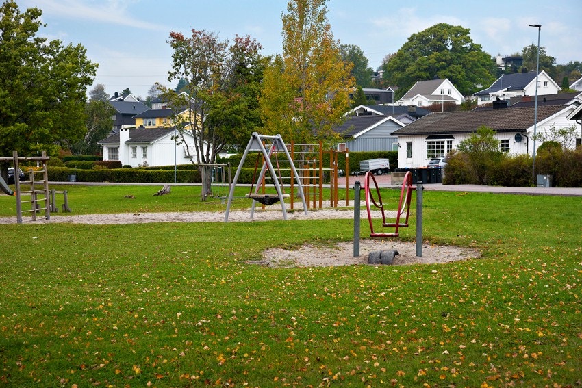 Lekeplassen ligger i nærheten og her kan både store og små møtes Galleribilde